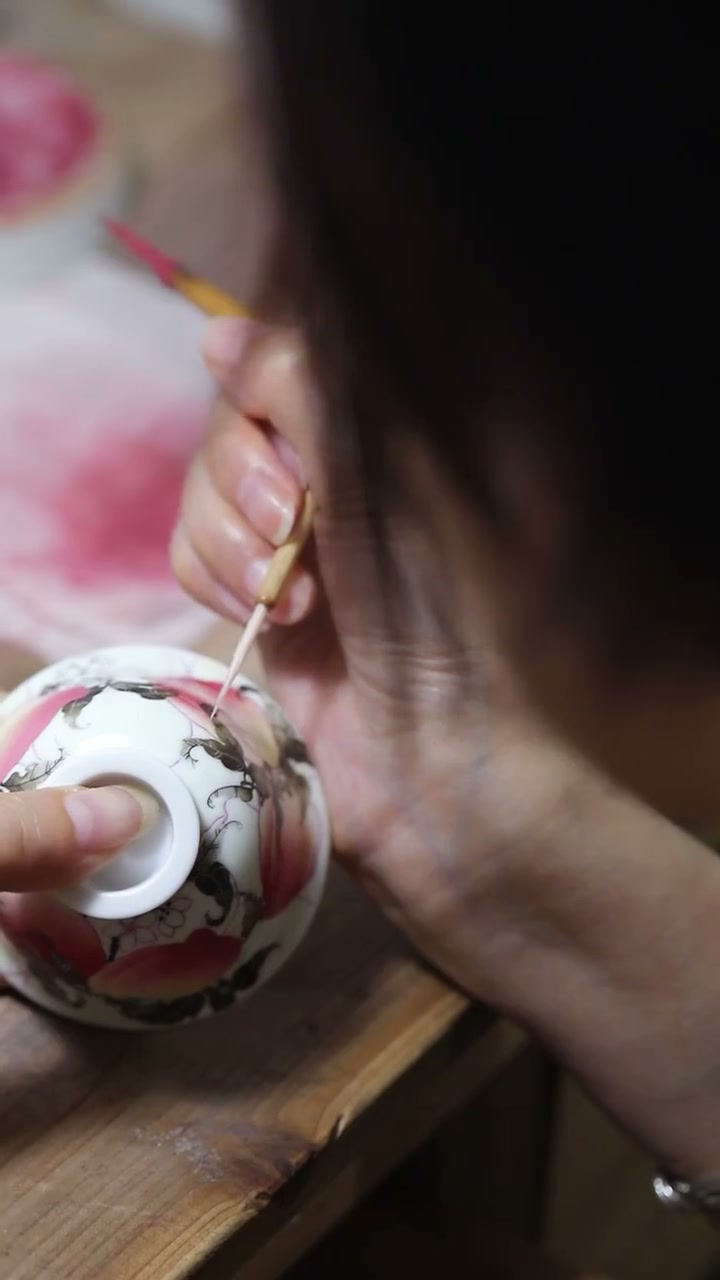 Overglaze Hand Painting in Jingdezhen